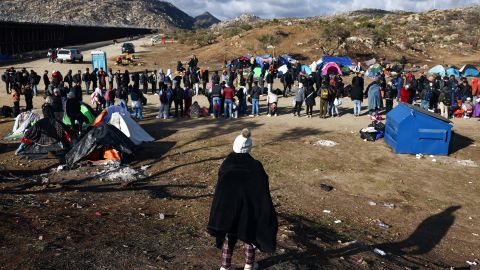 Migrantes que buscan asilo en un campamento improvisado en la frontera entre Estados Unidos y México.