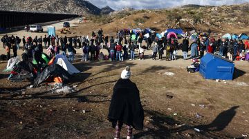 Migrantes que buscan asilo en un campamento improvisado en la frontera entre Estados Unidos y México.