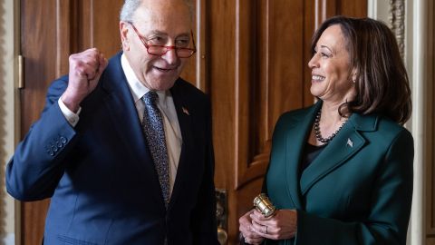 Chuck Schumer entregó a Kamala Harris un "mazo de oro" después de que ella emitiera su voto de desempate número 32.