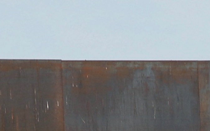 Migrantes que buscan asilo esperan para ser procesados por la Patrulla Fronteriza de Estados Unidos.