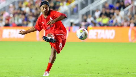 Ronaldinho marcó gol desde el punto penal.