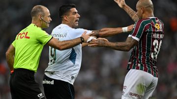 Luis Suárez y Felipe Melo casi llegan a las manos en el último uego del uruguayo en el fútbol brasileño.