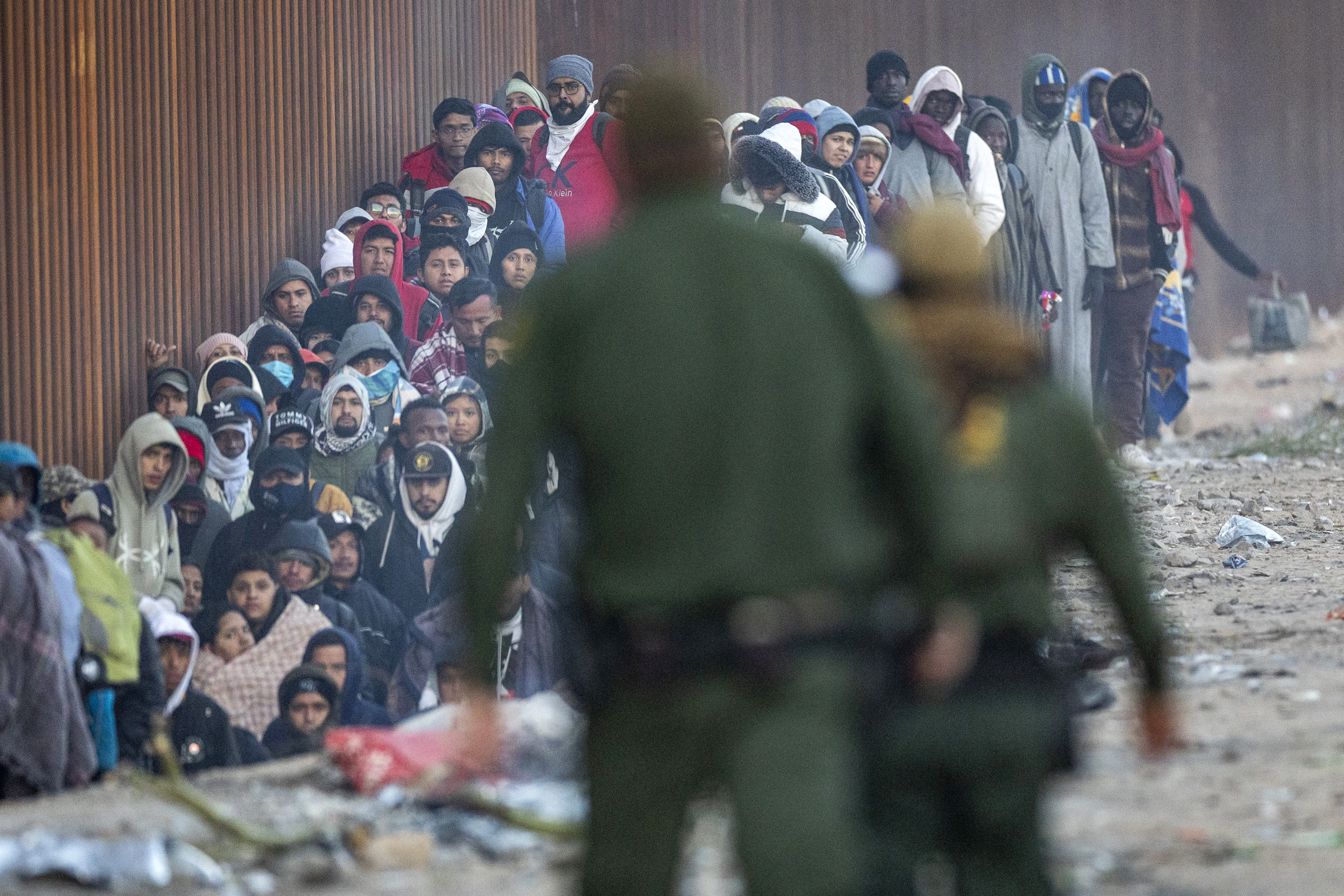 El arribo masivo de inmigrantes indocumentados ha causado una crisis en la frontera sur de Arizona.