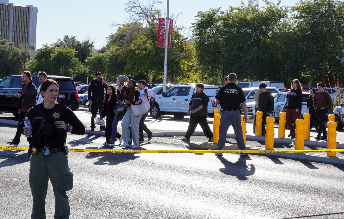 Agentes del orden evacúan a las personas del campus de la UNLV después de un tiroteo, el 6 de diciembre de 2023 en Las Vegas, Nevada.