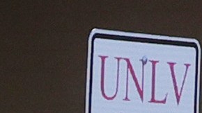 Agentes del orden evacúan a las personas del campus de la UNLV después de un tiroteo, el 6 de diciembre de 2023 en Las Vegas, Nevada.