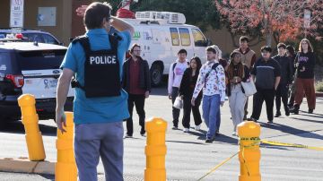 Agentes del orden evacúan a las personas del campus de la UNLV después de un tiroteo, el 6 de diciembre de 2023 en Las Vegas, Nevada.