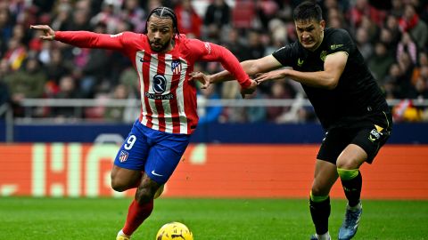 César Montes en un duelo contra el Atlético de Madrid.