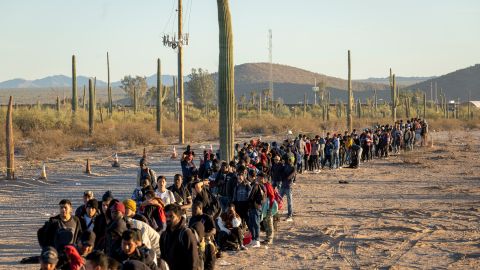 Una avalancha de inmigrantes abruma a Lukeville, en Arizona.