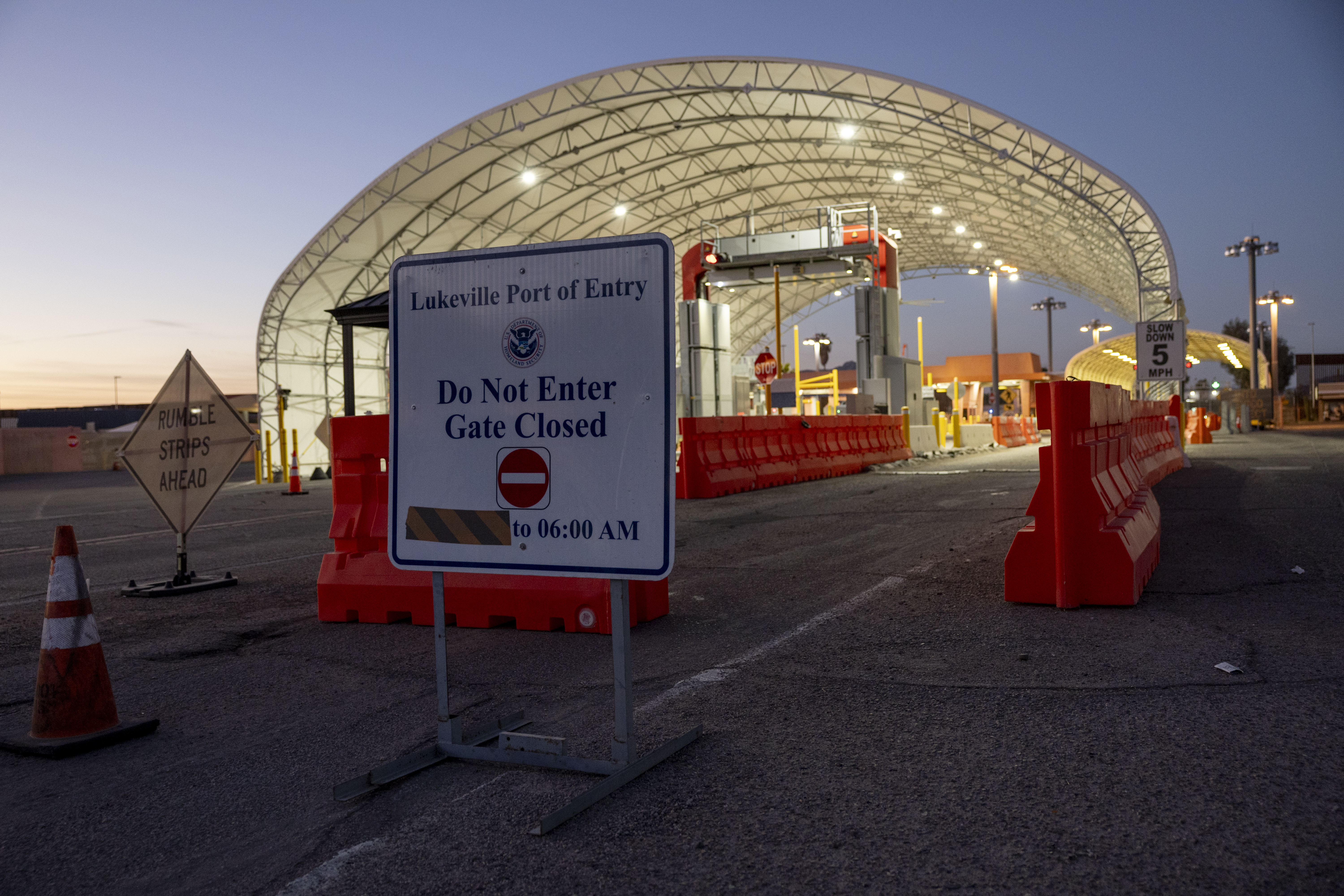 El puerto de entrada internacional entre Estados Unidos y México permanece cerrado en Lukeville, Arizona.