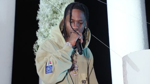 Travis Scott sorprendió a los fanáticos al subir a un seguidor al escenario y regalarle personalmente las zapatillas.