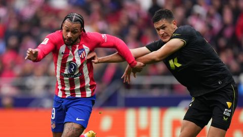 César Montes en un duelo contra el Atlético de Madrid.