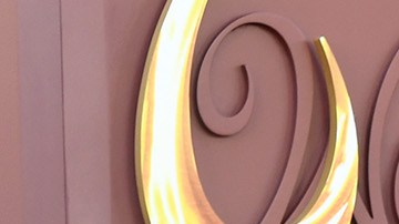 El Wonka de Timothée Chalamet, ofrece una visión menos siniestra y más edulcorada.