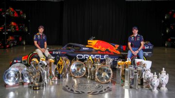 Sergio "Checo" Pérez y Max Verstappen posando con los trofeos conseguidos durante la temporada 2023 de la Fórmula 1.