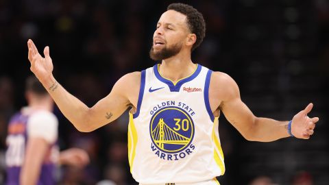 Stephen Curry tenía seis temporadas anotando al menos un triple por partido.