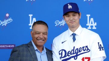 Shohei Ohtani posa con su nuevo manager, Dave Roberts, al ser presentado con los Dodgers.