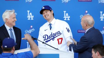 Shohei Ohtani en la firma con los Dodgers.