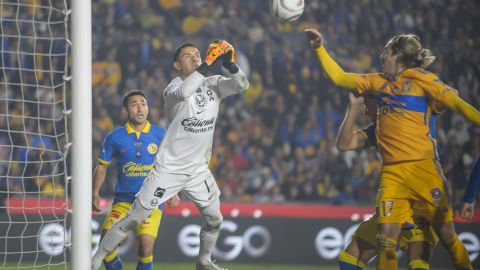 MONTERREY, MEXICO - DECEMBER 14: Luis Malagón of América deflects the ball during the final first leg match between Tigres UANL and America as part of the Torneo Apertura 2023 Liga MX at Universitario Stadium on December 14, 2023 in Monterrey, Mexico. (Photo by Azael Rodriguez/Getty Images)