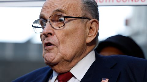 Rudy Giuliani debe pagar $148 millones a dos extrabajadoras electorales de Georgia por difamarlas.