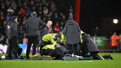 Jugador del Luton Town se desvaneció en la mitad del campo.