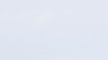 Inmigrantes esperan para ser procesados por la Patrulla Fronteriza en Eagle Pass, Texas, el 20 de diciembre de 2023.