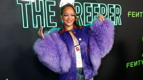 Rihanna compartió anécdotas sobre su hijo RZA, describiéndolo como tímido ante la cámara y revelando que reacciona cuando ella intenta entretenerlo con el teléfono.