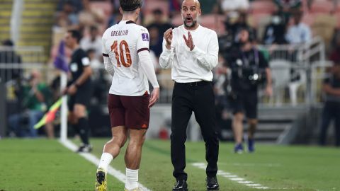 Pep Guardiola dando indicaciones a Jack Grealish en la semifinal del Mundial de Clubes.