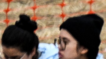 Inmigrantes esperan ser procesados en un centro de tránsito de CBP en Eagle Pass, Texas, el 22 de diciembre de 2023.