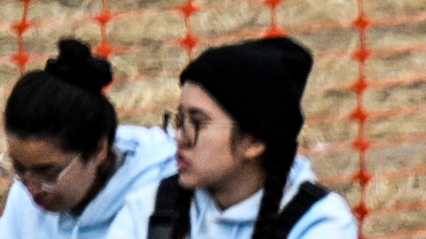 Inmigrantes esperan ser procesados en un centro de tránsito de CBP en Eagle Pass, Texas, el 22 de diciembre de 2023.