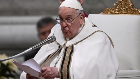 Papa Francisco celebra la misa del gallo con el "corazón" en Belén, donde rugen las armas