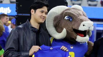 Shohei Ohtani fue invitado de honor de los Rams a un juego el 21 de diciembre en SoFi Stadium.