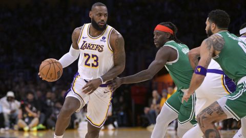 LeBron James tuvo un encuentro con la estrella del Real Madrid, Vinícius Jr., luego de haber enfrentado a los Boston Celtics en el partido del Día de Navidad.