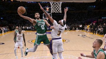 Jayson Tatum rindió homenaje a su ídolo Kobe Bryant, en partido entre los Boston Celtics y Los Angeles Lakers.