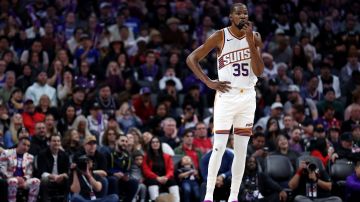 Kevin Durant no se ve contento en los Phoenix Suns.