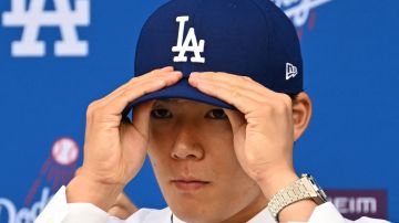 Yoshinobu Yamamoto se puso la gorra de los Dodgers por primera vez y de inmediato se comprometió con los fans.