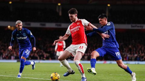 Edson Álvarez marcando al inglés Declan Rice durante un momento del encuentro entre West Ham y Arsenal.