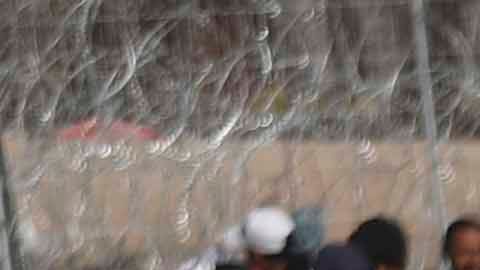 Inmigrantes llegan a la frontera entre México y EE.UU. desde Ciudad Juárez, México, el 28 de diciembre de 2023.