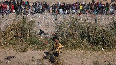 Inmigrantes llegan a la frontera entre México y EE.UU. desde Ciudad Juárez, México, el 28 de diciembre de 2023.