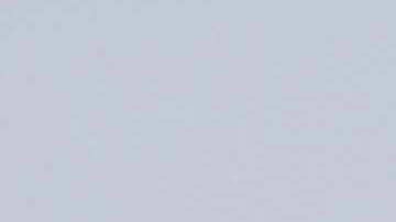 Inmigrantes esperan para pedir asilo ante la puerta 36 de la frontera entre Ciudad Juárez y El Paso, Texas,