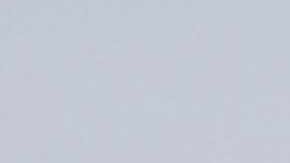 Inmigrantes esperan para pedir asilo ante la puerta 36 de la frontera entre Ciudad Juárez y El Paso, Texas,