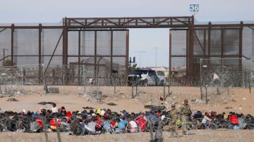 Inmigrantes esperan para pedir asilo ante la puerta 36 de la frontera entre Ciudad Juárez y El Paso, Texas,