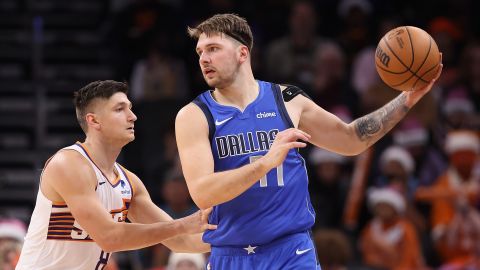 Luka Doncic tuvo otra actuación increíble en la NBA, esta vez ante los Phoenix Suns y además alcanzó los 10 mil puntos en su carrera.