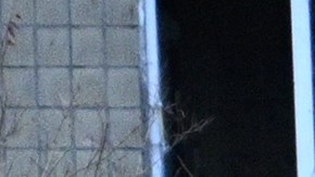 Restos de un misil humean en el patio de un edificio dañado tras un ataque áereo en Lviv, en Ucrania.