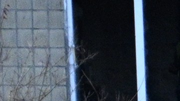 Restos de un misil humean en el patio de un edificio dañado tras un ataque áereo en Lviv, en Ucrania.