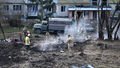 Restos de un misil humean en el patio de un edificio dañado tras un ataque áereo en Lviv, en Ucrania.