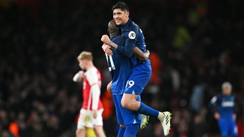 Edson Álvarez celebra con su compañero Angelo Ogbonna uno de los goles del West ham en el juego contra el Arsenal.