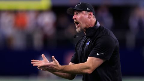 Dan Campbell, entrenador en jefe de los Lions, reclama la anulación de los dos puntos del potencial triunfo de su equipo.