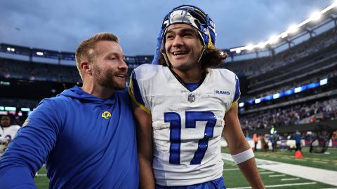 El entrenador Sean McVay y el receptor Puka Nacua celebran el dramático triunfo de los Rams contra los NY Giants.