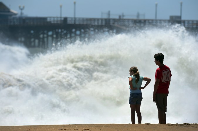 Peligrosas olas golpean las costas de California y se convierten en amenaza para los turistas