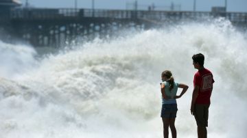 Peligrosas olas golpean las costas de California y se convierten en amenaza para los turistas