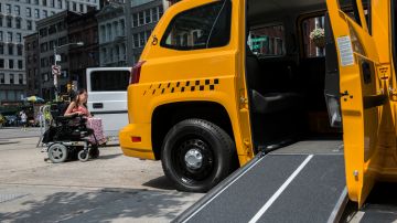 La foto ilustrativa muestra un vehículo preparado para transportar a personas discapacitadas.